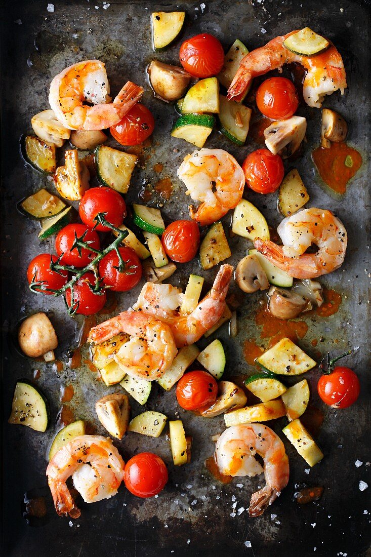 Oven-baked prawns with mushrooms, courgette and cherry tomatoes