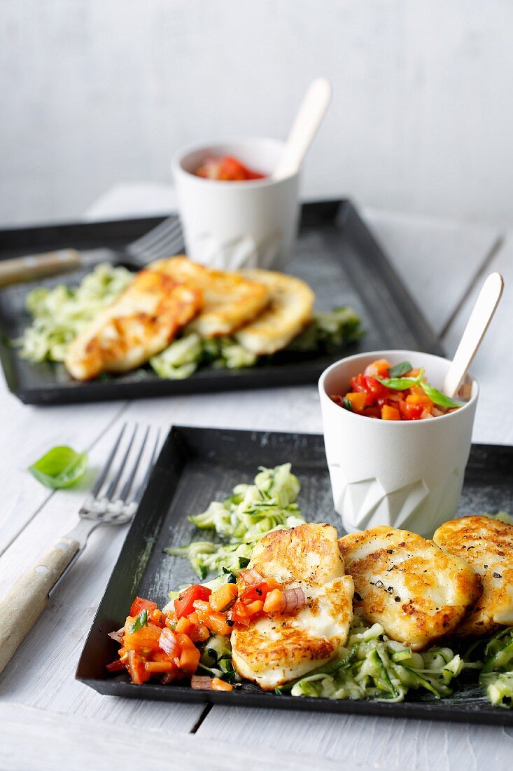 Gebratener Halloumi auf Zucchinisalat mit Papaya-Tomaten-Salsa