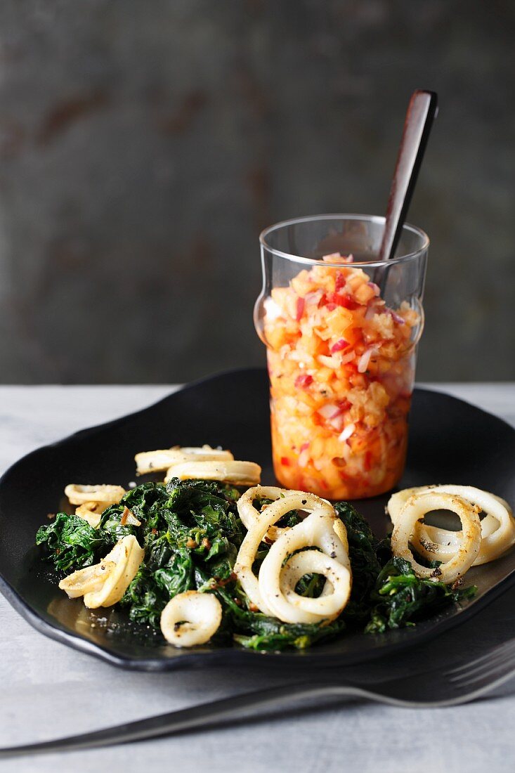 Tintenfisch-Spinat-Pfanne mit Papaya-Salsa
