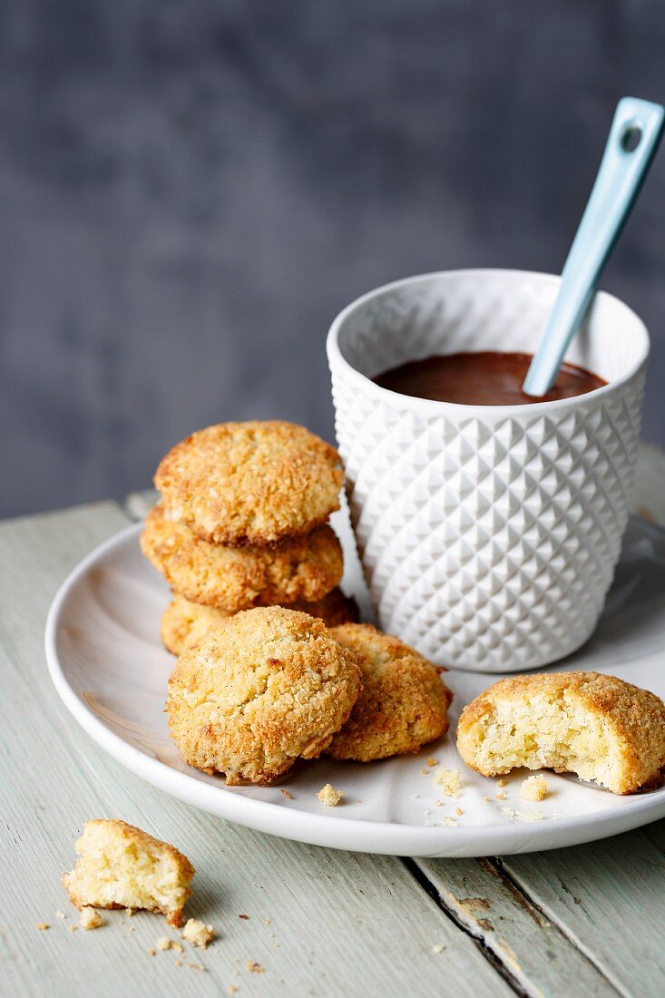 Almond and coconut biscuits with birch sugar