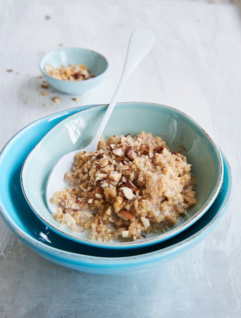 Veganes Hirse-Porridge mit Kokosmilch und gehackten Nüssen
