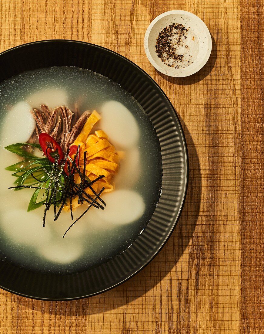 Tteokguk (Reiskuchentaler-Suppe, Korea)