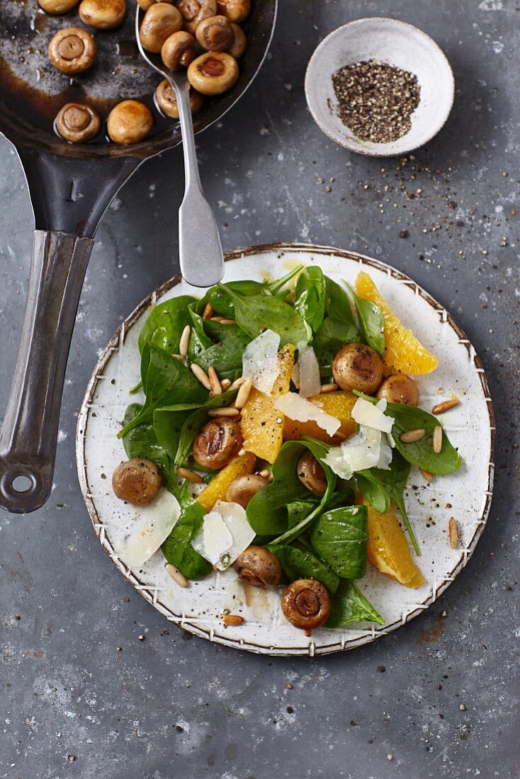 Spinach salad with caramelised mushrooms