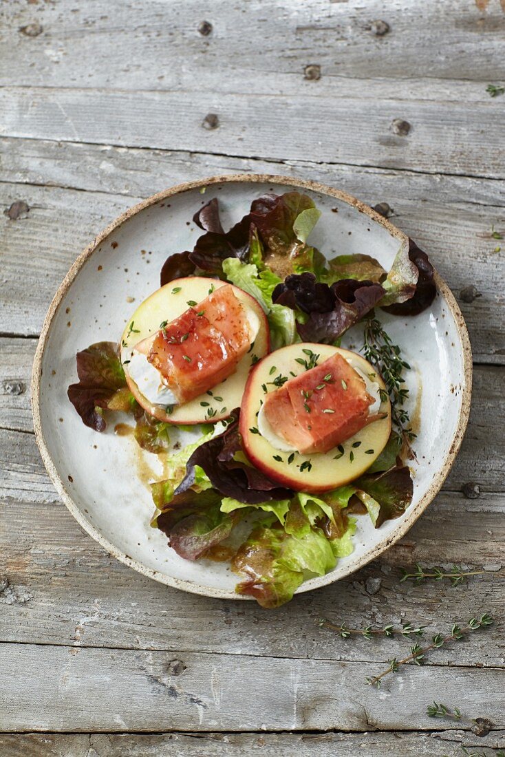 Goat's cheese on apple and thyme rings