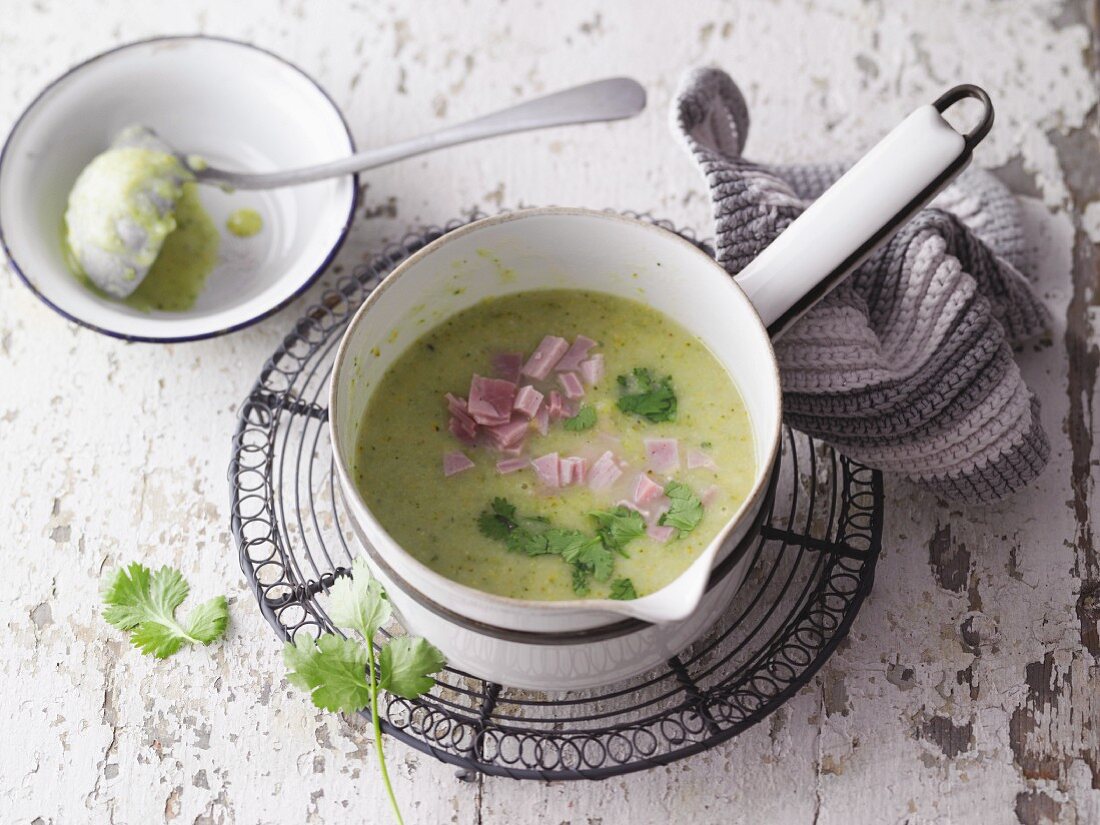 Broccoli soup with coriander and ham
