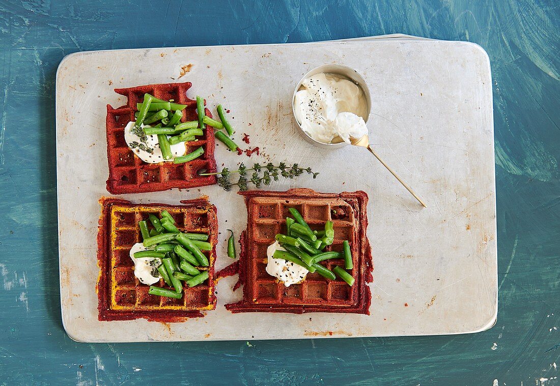 Kurkuma-Maiswaffeln mit grünen Bohnen