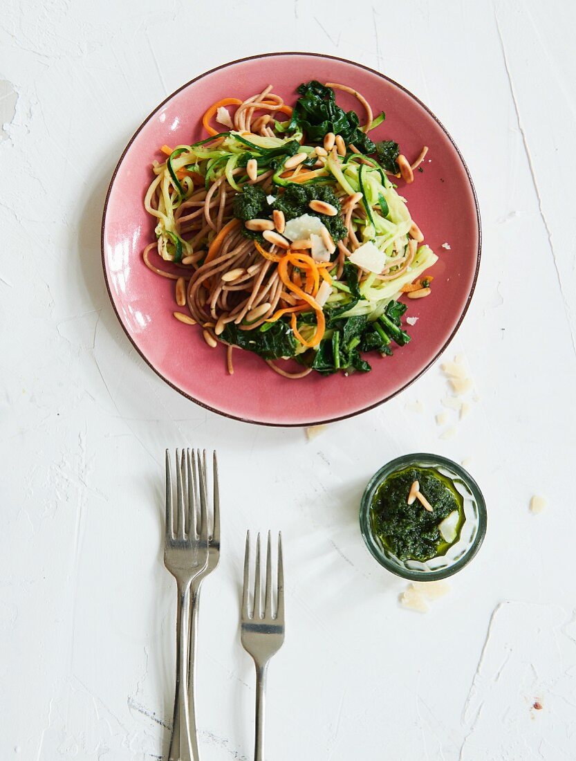 Vollkornnudeln mit Gemüse-Spaghetti, Spinat und Pesto