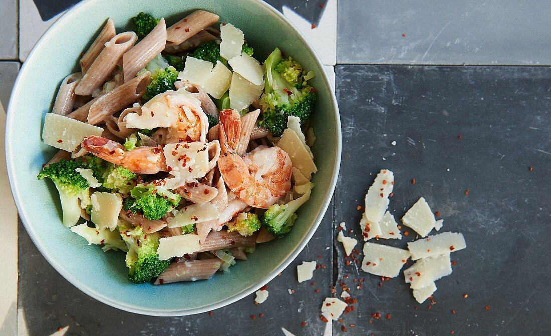 Whole grain penne with prawns, broccoli and parmesan