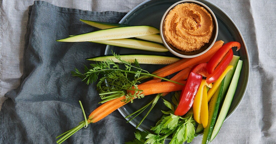 Rainbow Gemüsesticks mit Paprika-Hummus