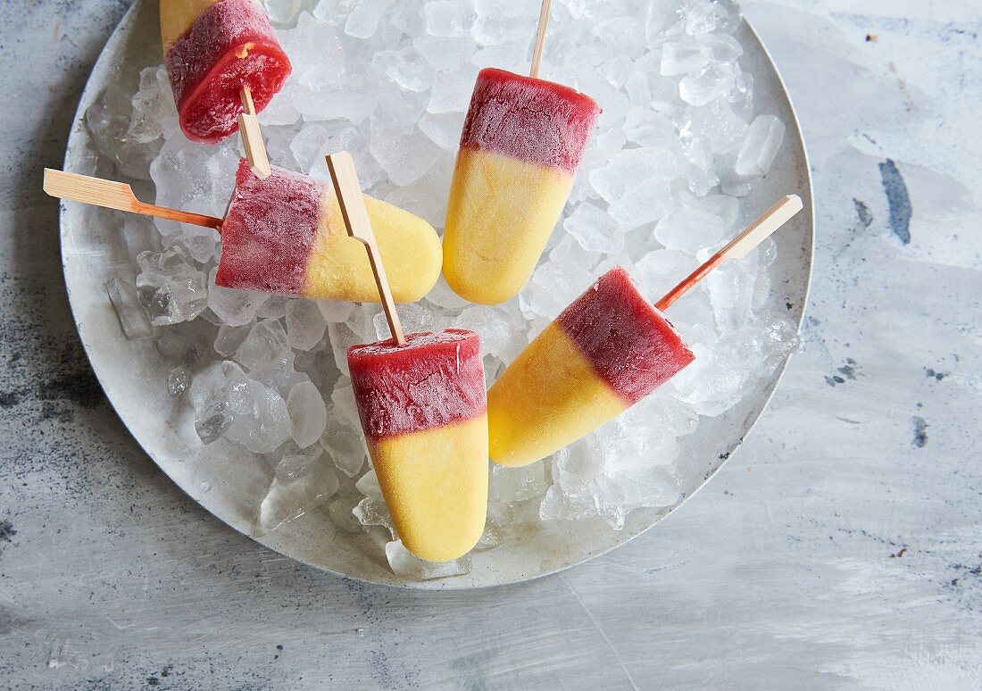 Piña colada popsicles with strawberries (sugar-free)