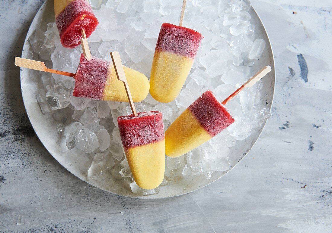 Pina-Colada-Popsicles mit Erdbeeren (zuckerfrei)