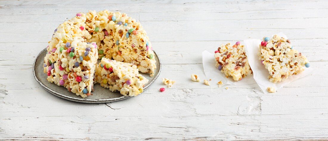 Popcorn cake with marshmallows and sugar-coated chocolate sweets