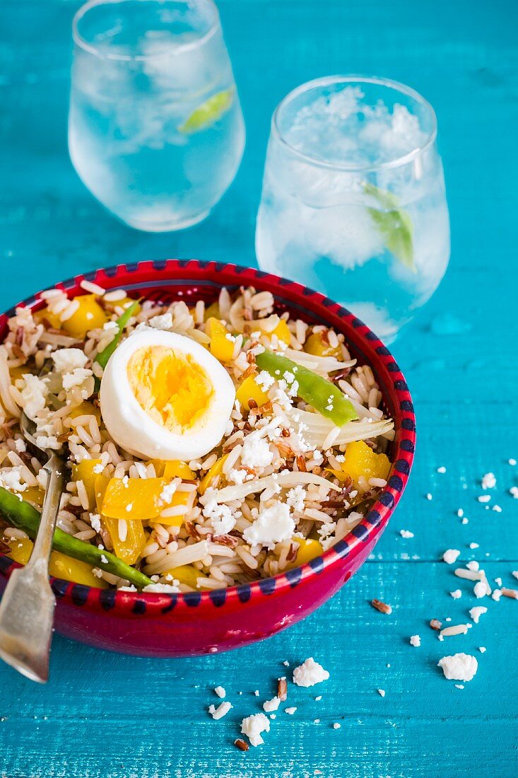 Reissalat mit gelben Paprika und Ei