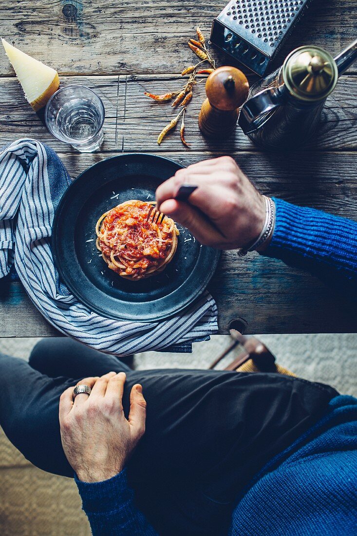 Spaghetti all'amatriciana with tomatoes and bacon