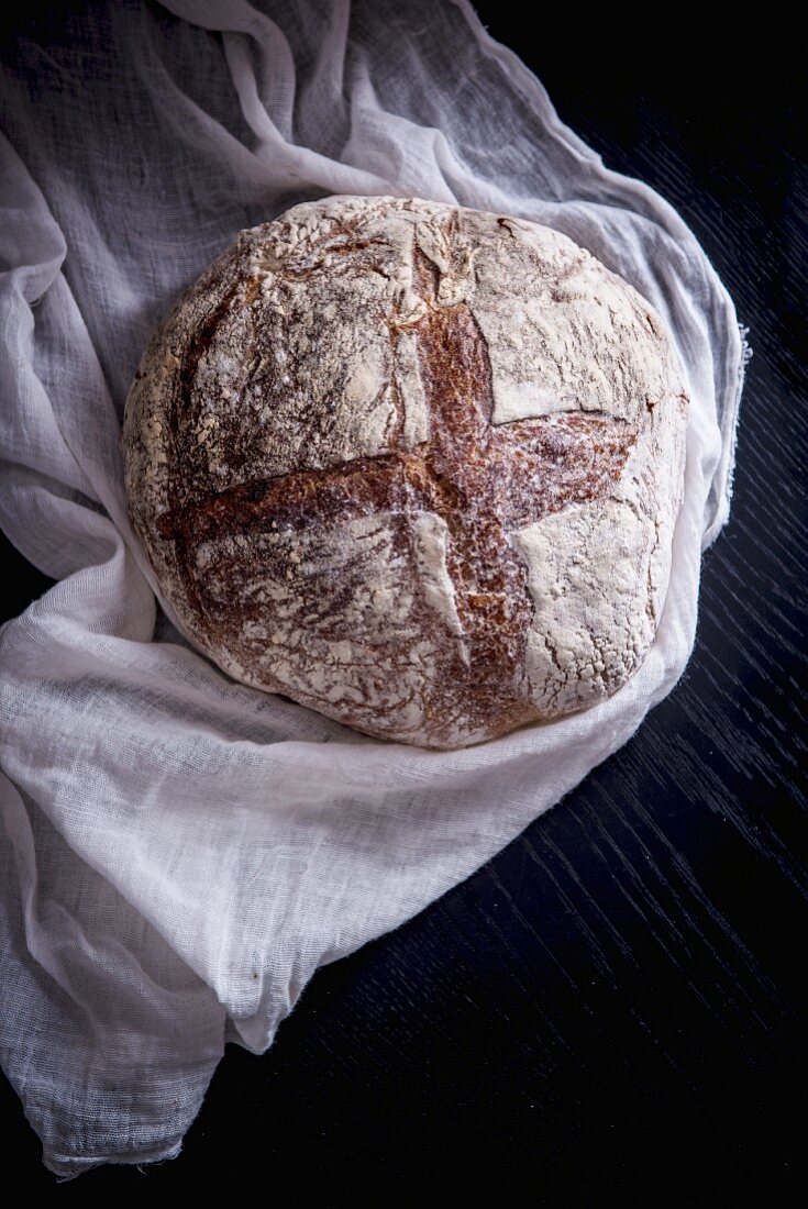 Sauerteigbrot auf Musselintuch