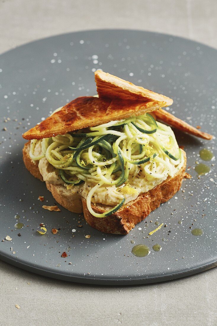 Weißbrot mit Tonkabohnencreme, Zucchinispirelli und Blätterteigecken