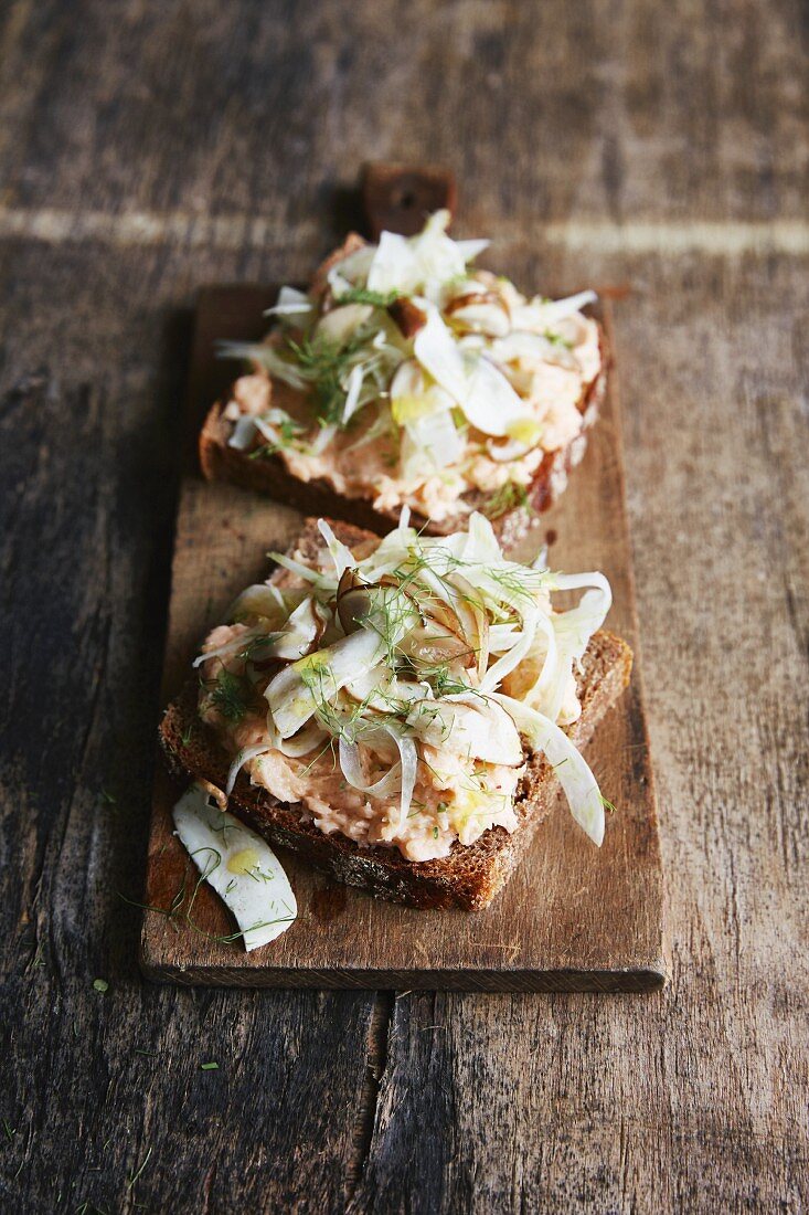 Wholemeal bread with smoked salmon cream, porcini mushrooms and fresh fennel