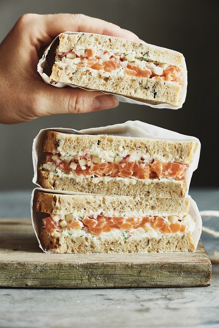 Sandwiches with salmon tartare, Granny Smith apple and radishes