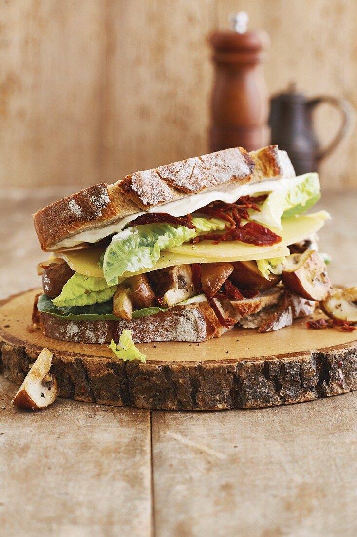 Rustikales Bauernbrot mit gebratenen Champignons, Appenzeller und getrockneten Tomaten