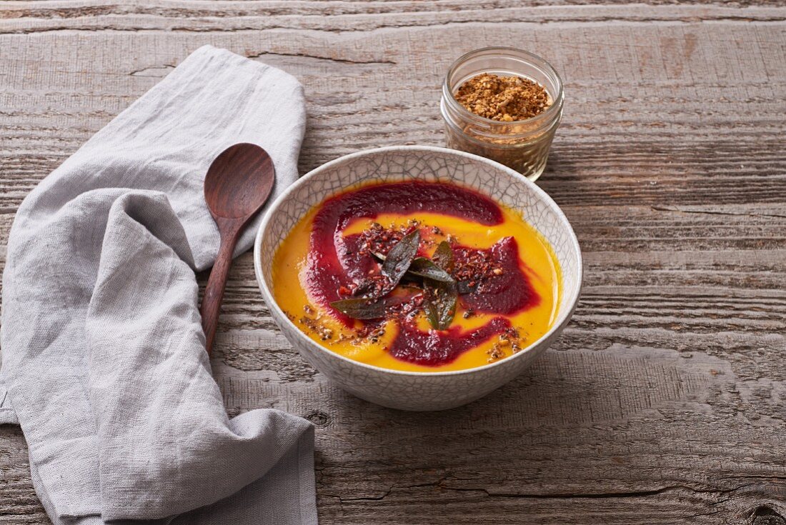 Kürbissuppe mit Rote-Bete-Püree