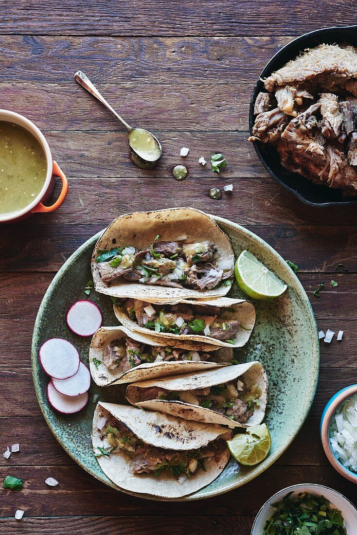 Carnitas Tacos mit Schweinefleisch und Salsa Verde (Mexiko)