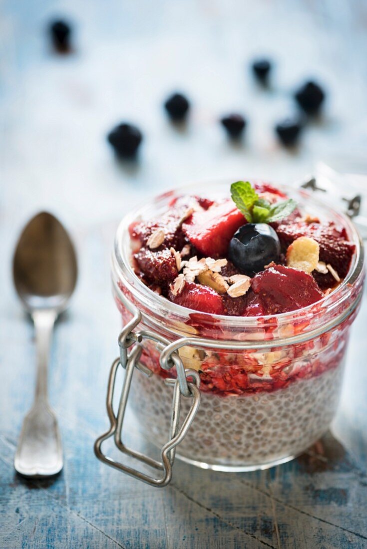 Chiapudding mit Müsli und Beeren im Bügelglas