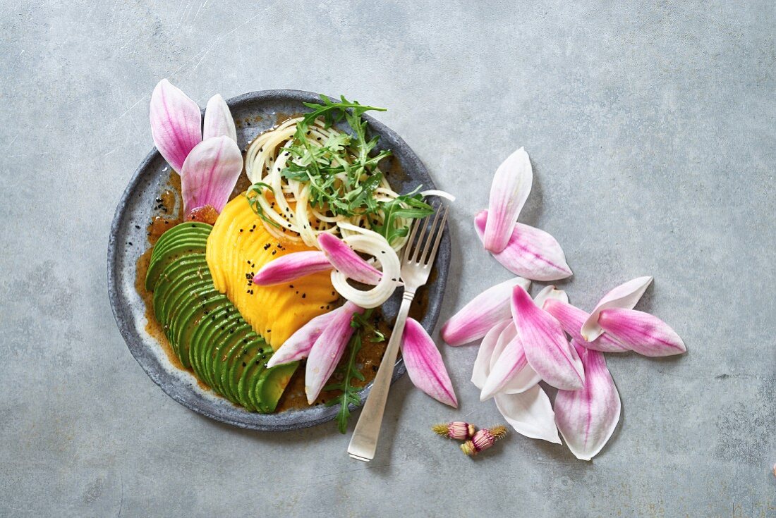 Avocadosalat mit Mango und Magnolienblüten