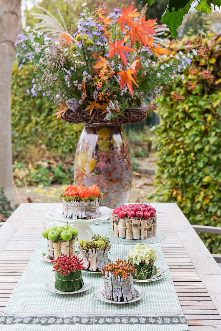 DIY-Törtchen aus Naturmaterialien als herbstliche Tischdekoration