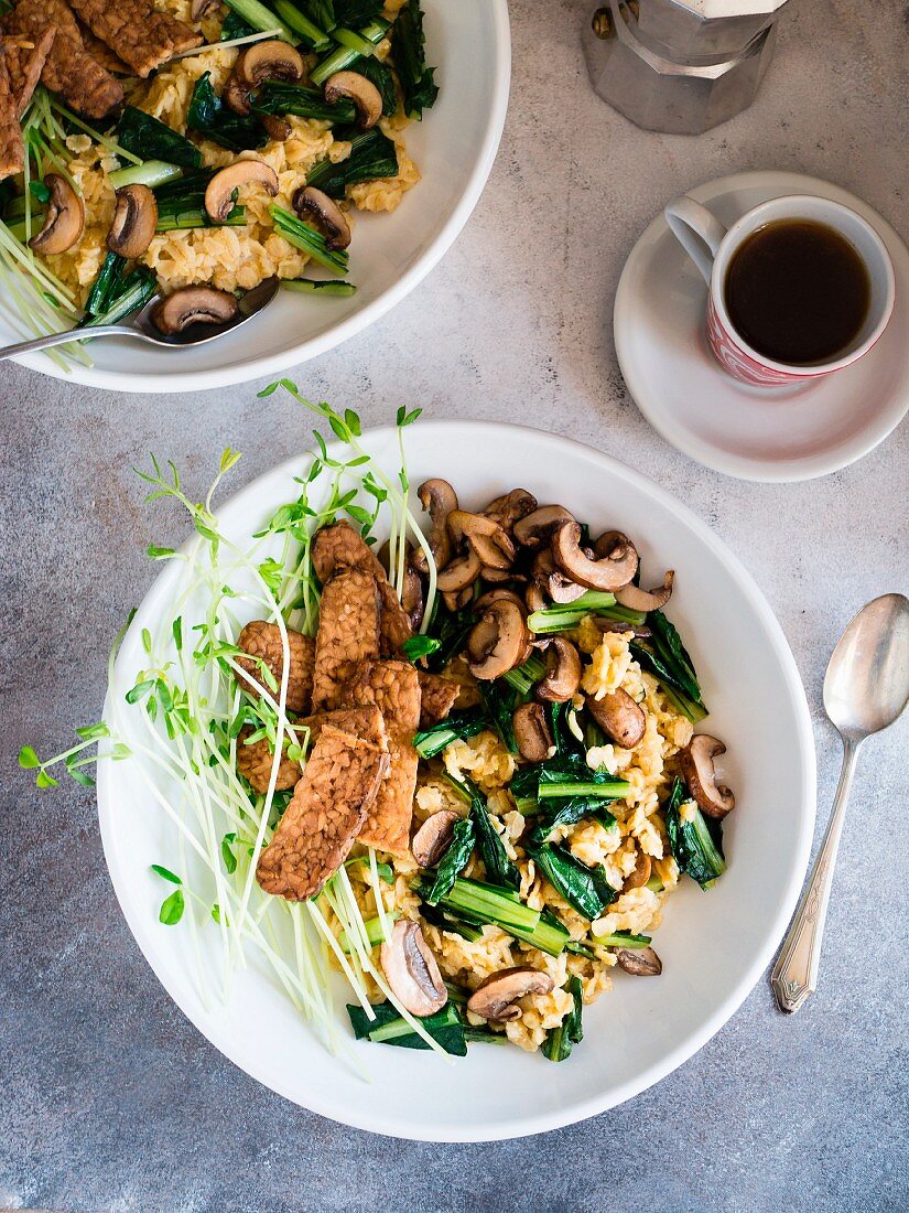 Rolled oats with mushrooms, dandelion and tempeh bacon