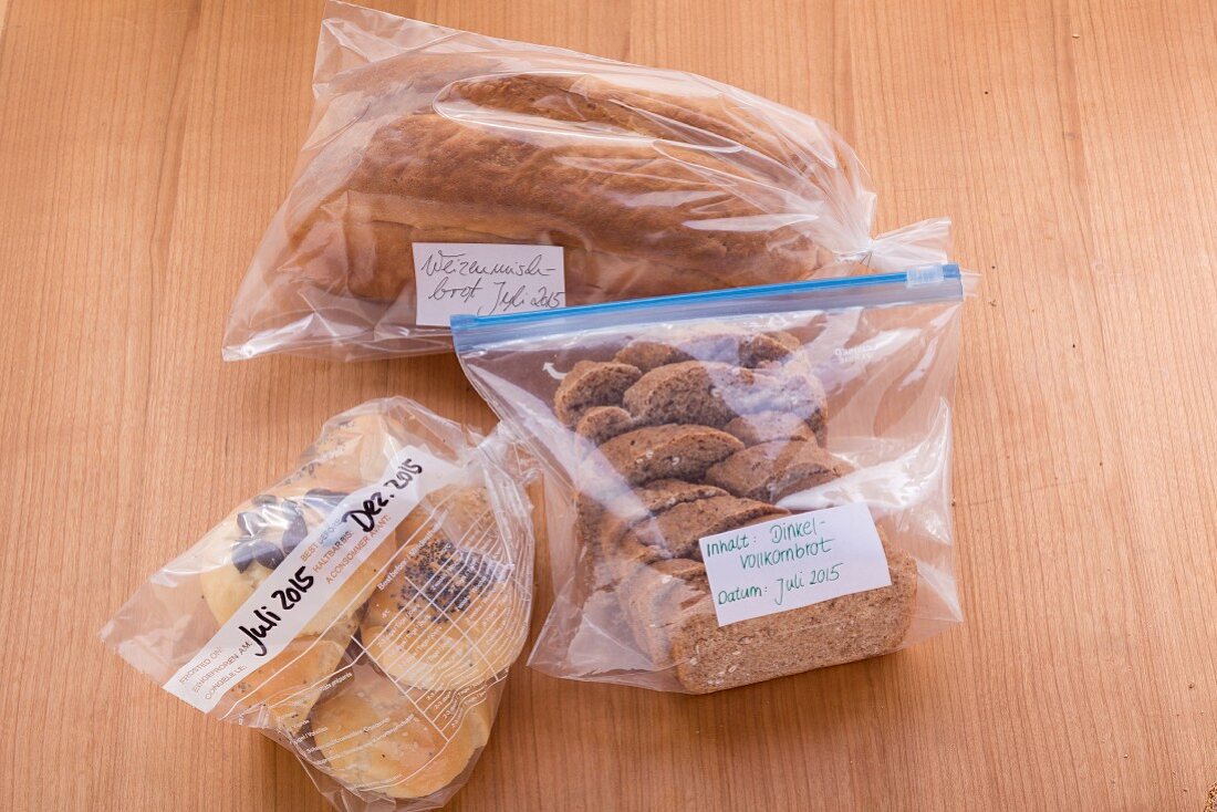 Bread and bread roll portions in plastic bags