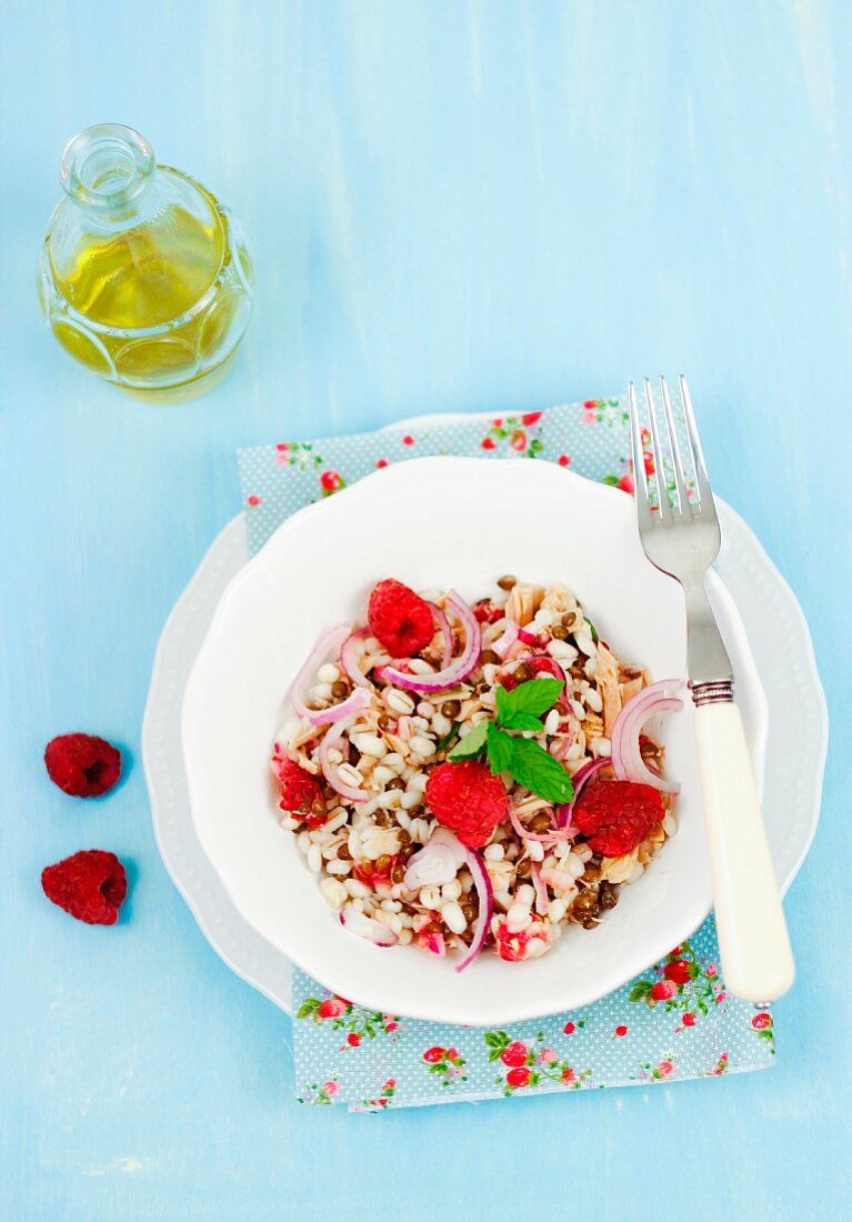 Barley salad with tuna, raspberries and red onion