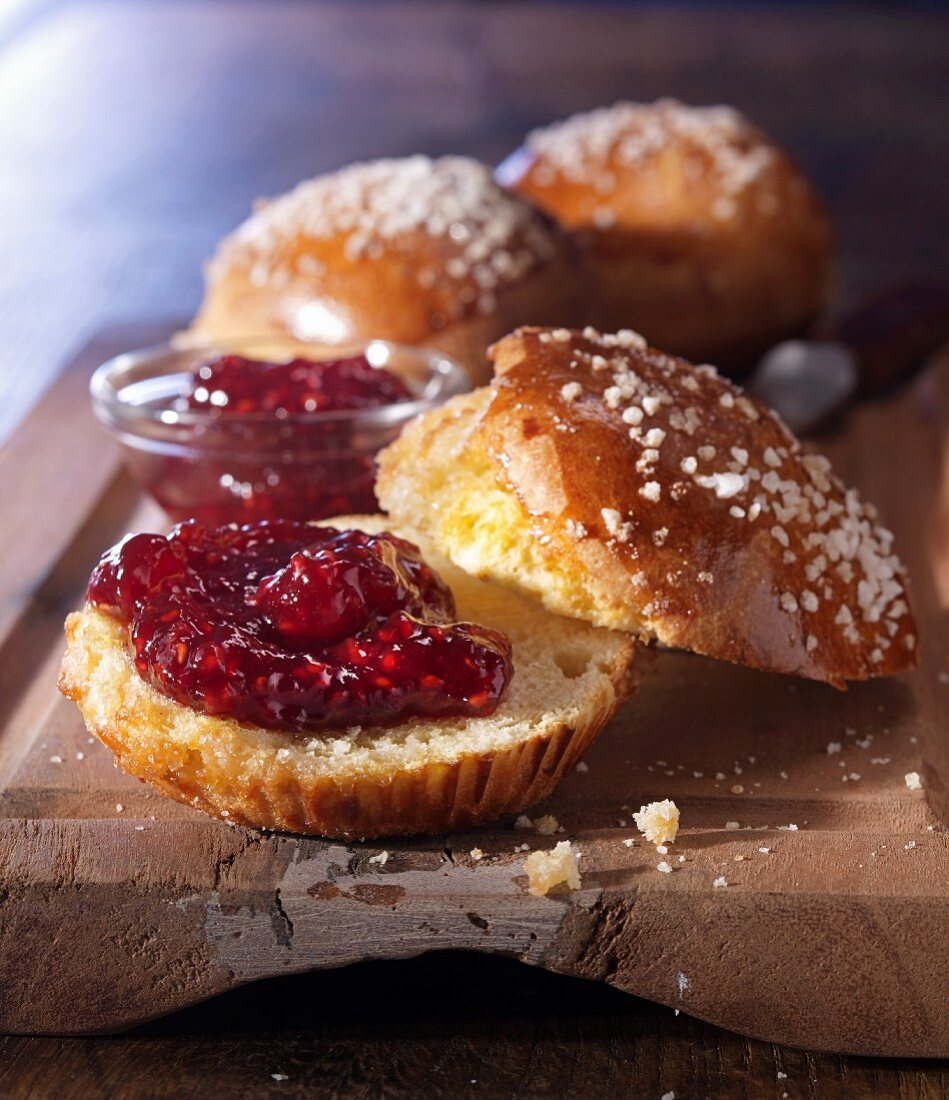 Brioche mit Hagelzucker, aufgeschnitten, mit Himbeerkonfitüre