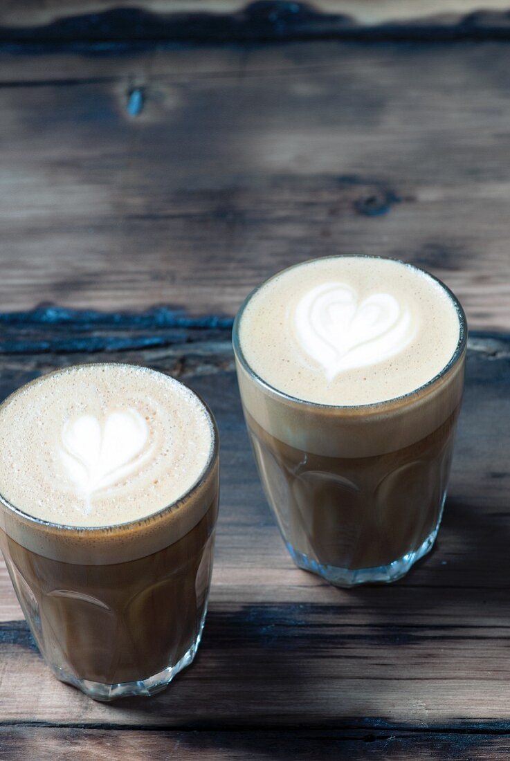 Americano Kaffee auf Holztisch