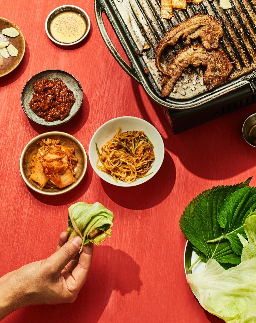 Samgyeopsal Gui - Gegrillter Schweinebauch im Salatblatt aus Korea