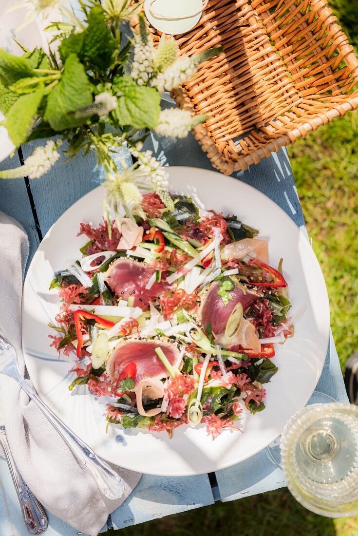 Sommerlicher Thunfischsalat mit Algen, Daikon und Gurke