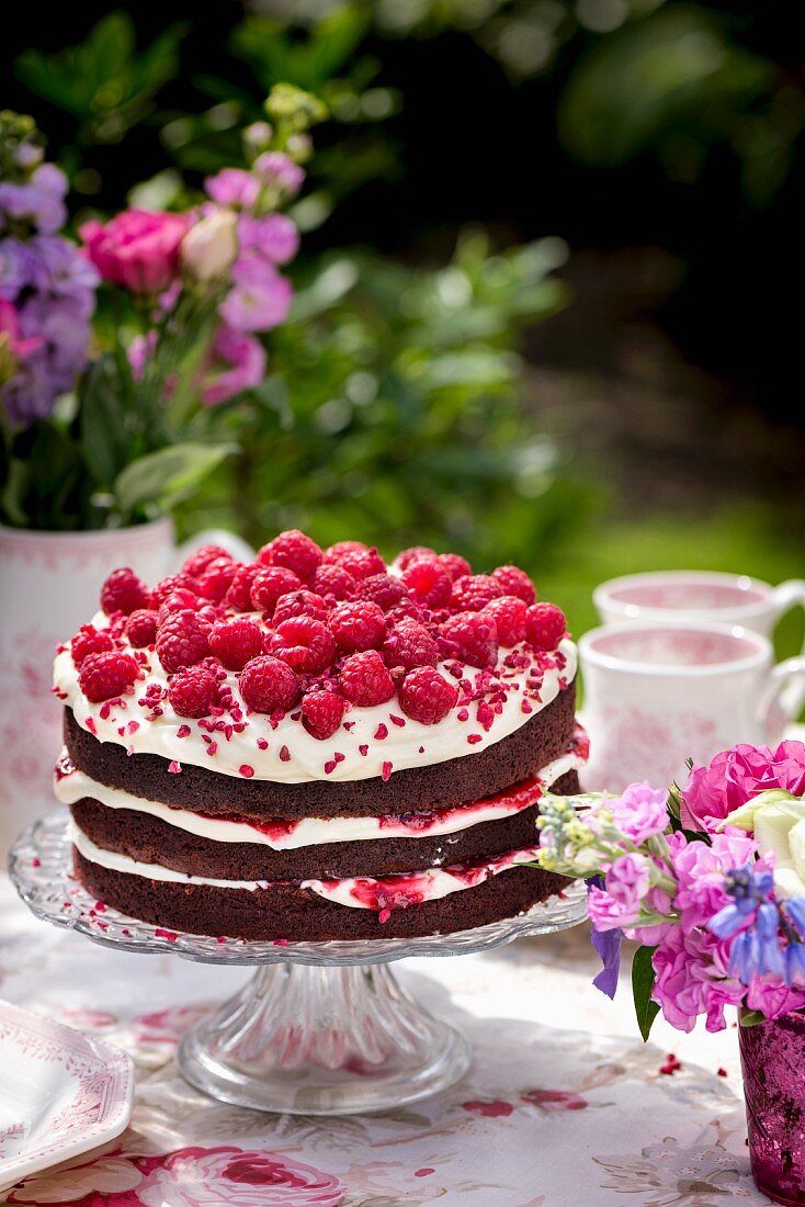 Sommerliche Red Velvet Cake mit Frischkäsecreme und Himbeeren