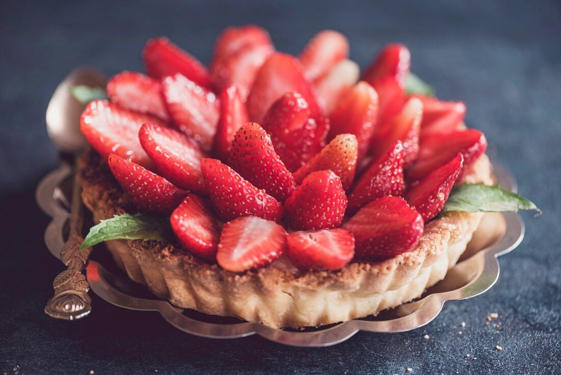 Hausgemachte Tarte mit Vanillepudding und Erdbeeren