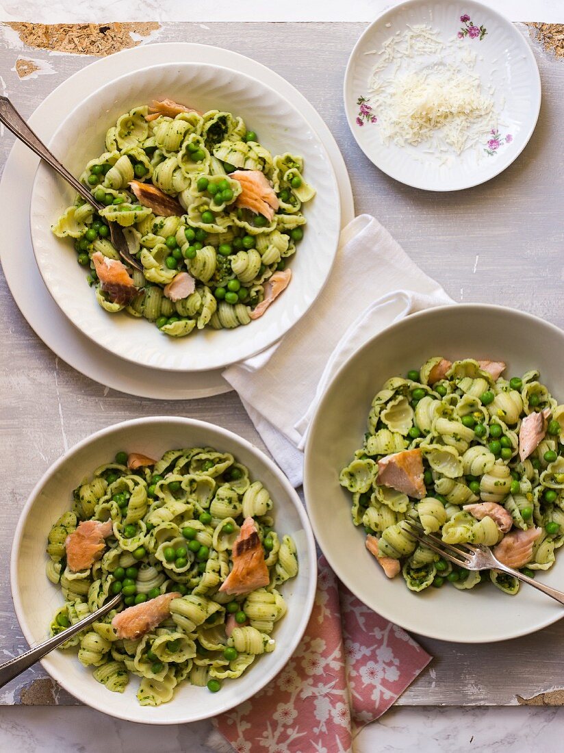 Nudeln mit Pistazienpesto, Lachs und Erbsen, Parmesan