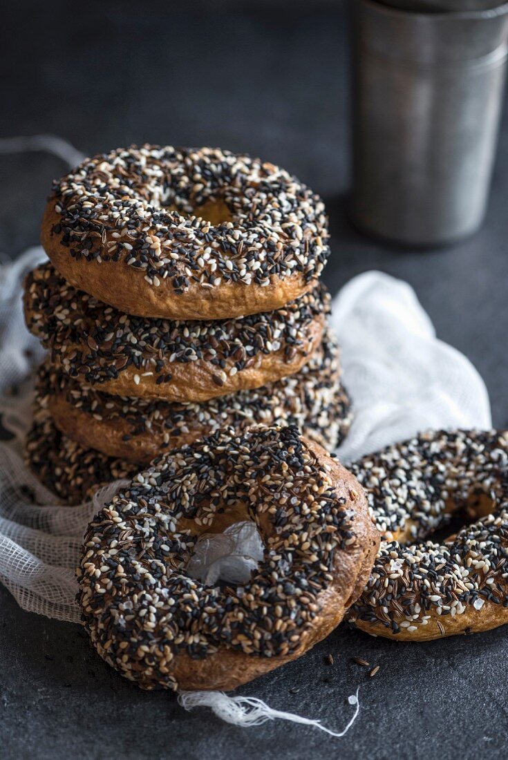 Frisch gebackene Bagels, mit gesunden Samen bestreut