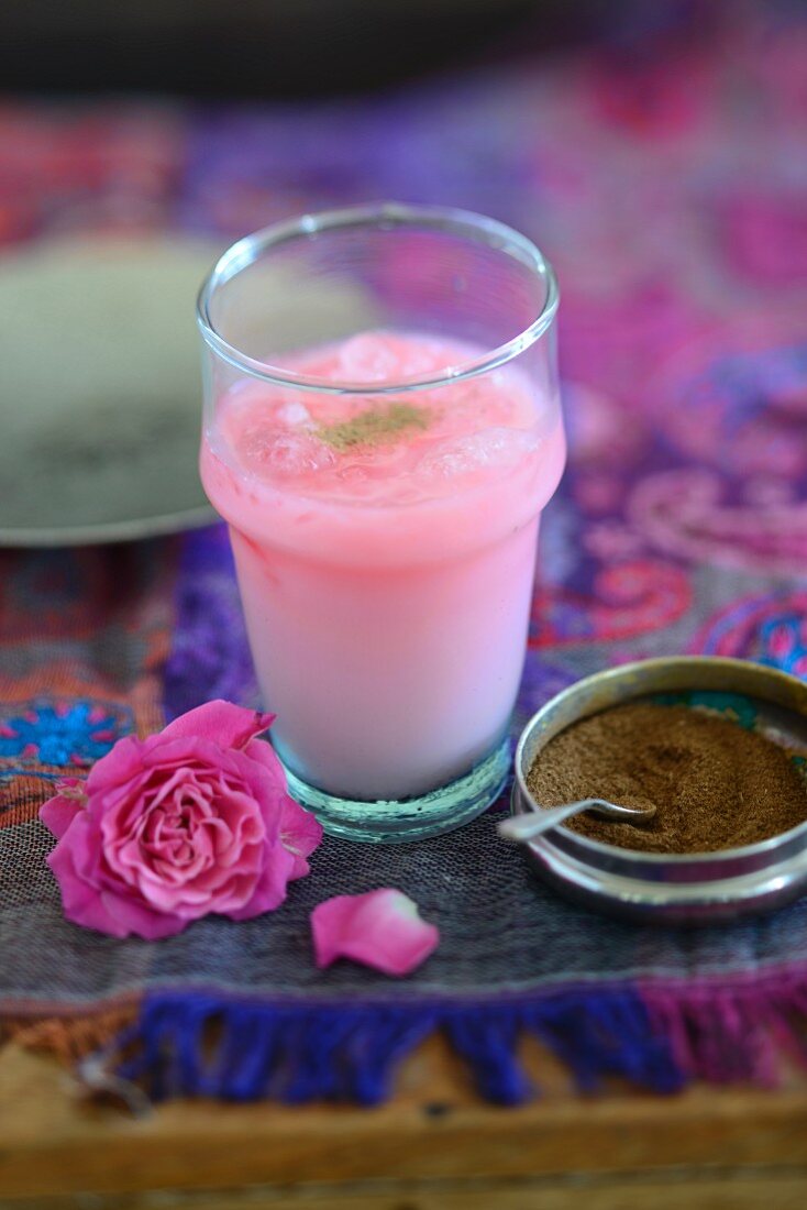 Rosa Blüten-Horchata mit Mandeldrink