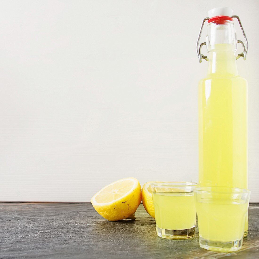Limoncello in Flasche und Gläsern