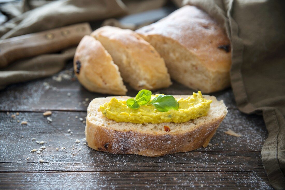 Oliven-Tomaten-Ciabatta mit veganem Linsen-Curry-Aufstrich