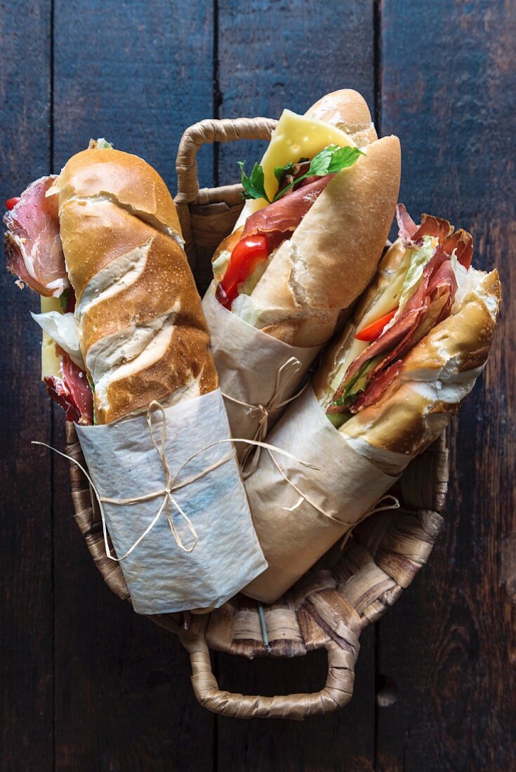 Sub-Sandwiches mit Rohschinken und Käse im Korb