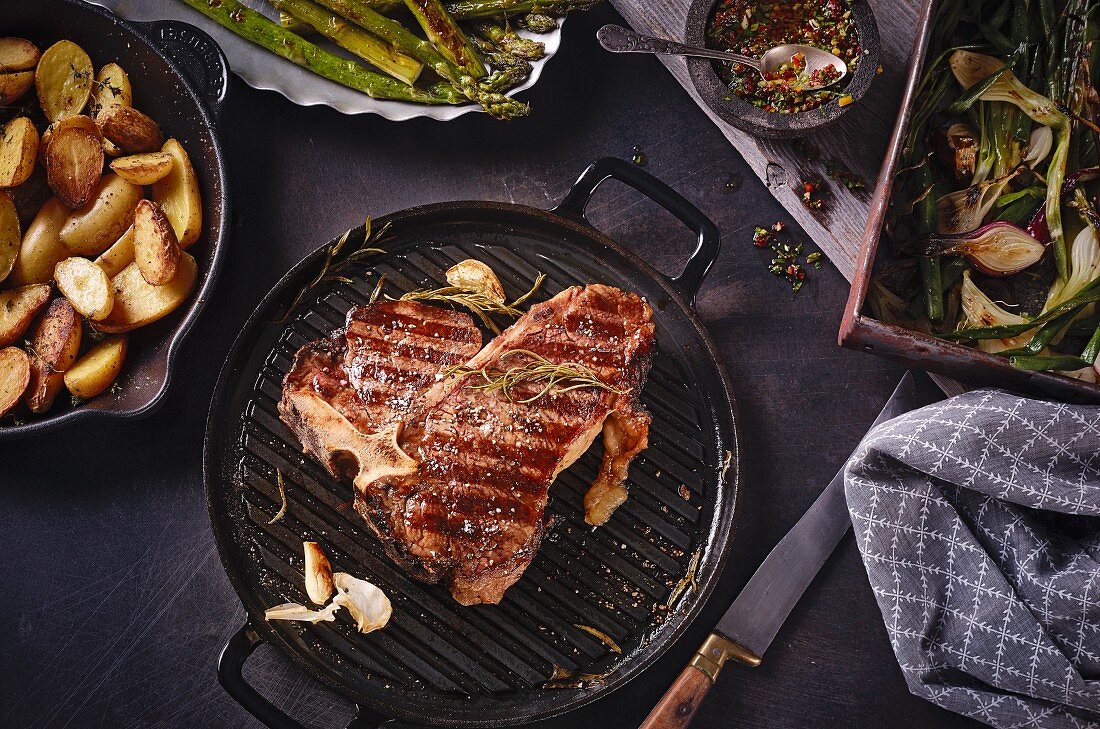 Gegrilltes Dry Aged T-Bone-Steak mit Bratkartoffeln und Gemüse