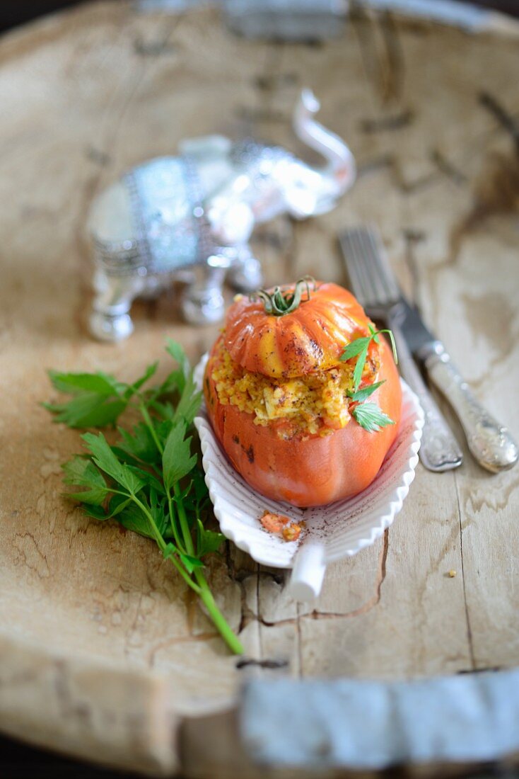 Gefüllte Ochsenherztomate mit Bulgur und Feta