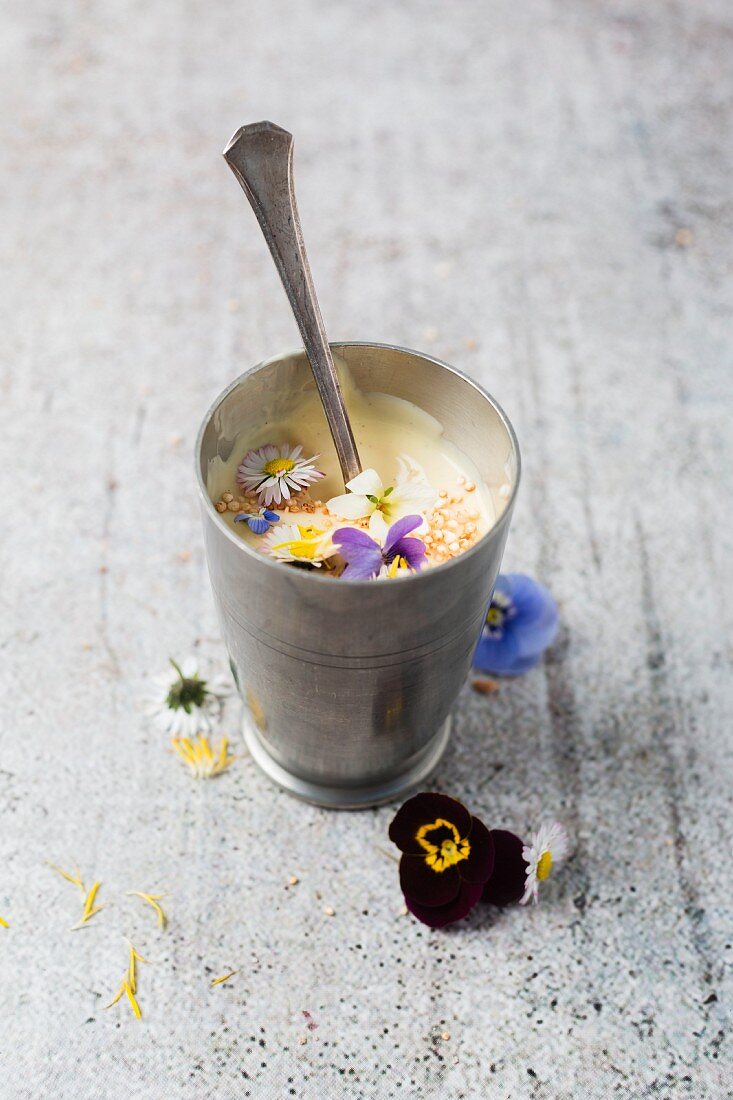 Vanilla pudding with puffed quinoa and flowers (horned violets, violets, daisies)
