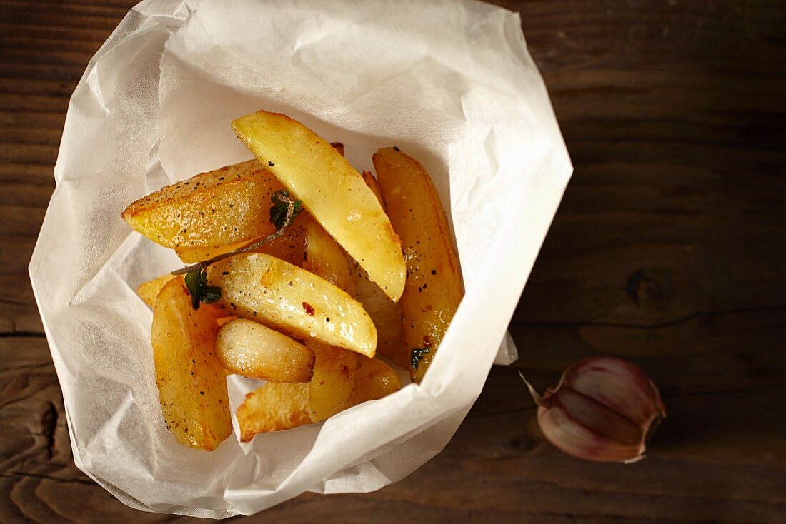 Hausgemachte Pommes Frites in Papier mit Knoblauch