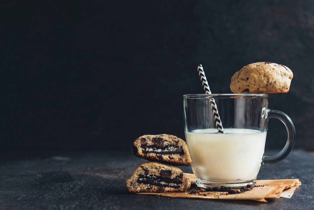 Gefüllte hausgemachte Schokoladenkekse und Glas Milch