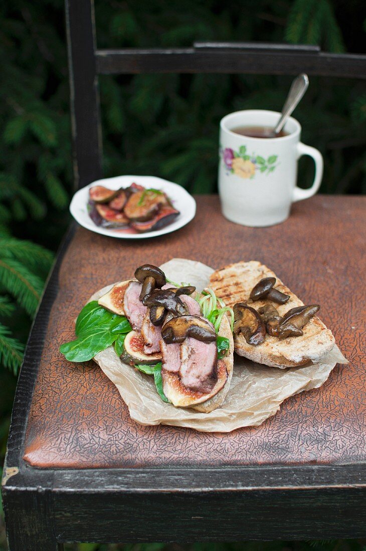Vollkorn-Sandwich mit Feldsalat, gebratener Entenbrust und Waldpilzen