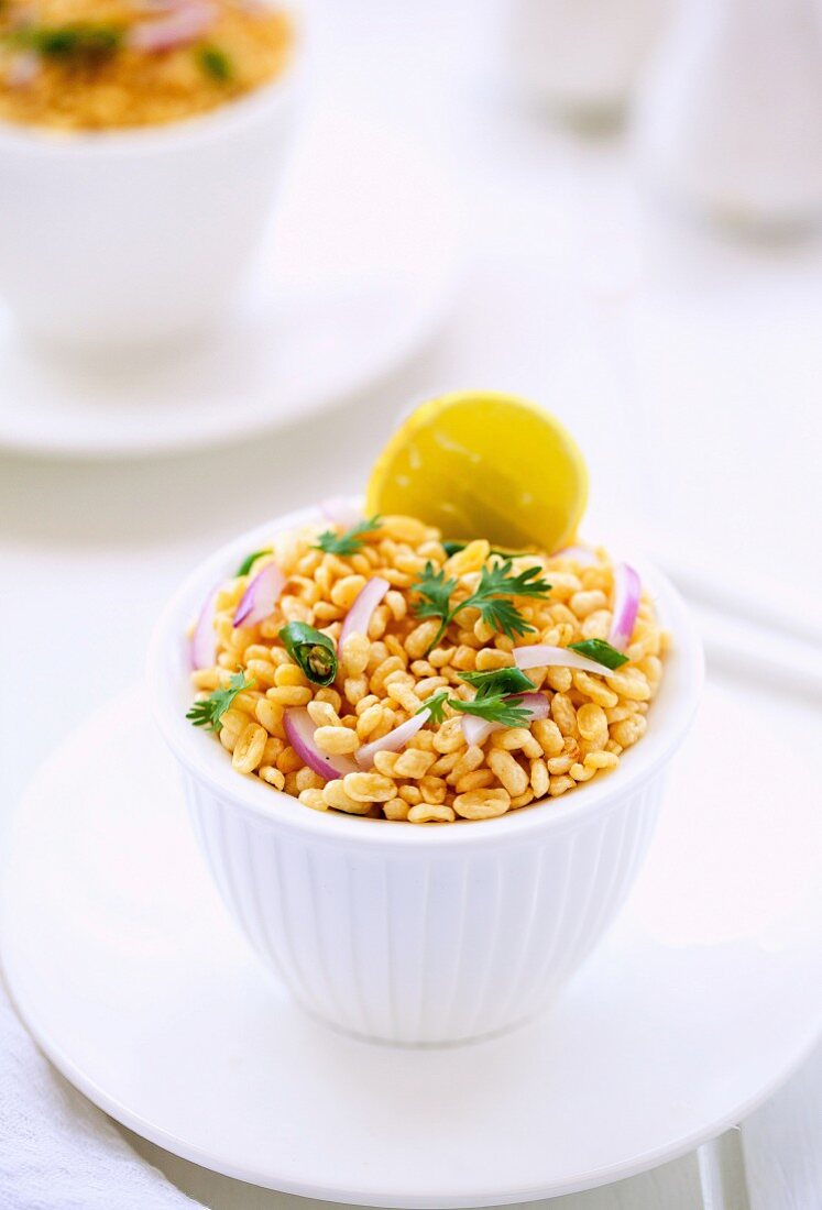 Gelber Mungbohnensalat mit Zwiebeln